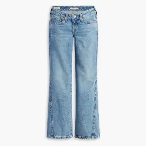 Ett par jättesnygga lågmidjade Levis jeans perfekta nu mot våren/sommaren😍Väldigt fina detaljerade bakfickor. Säljer då de är lite för små för mig. Använda 1 gång. W28 L34, slutsåld på hemsidan