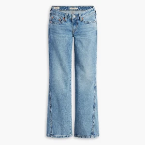 Levi’s Jeans - lågmidjade  - Ett par jättesnygga lågmidjade Levis jeans perfekta nu mot våren/sommaren😍Väldigt fina detaljerade bakfickor. Säljer då de är lite för små för mig. Använda 1 gång. W28 L34, slutsåld på hemsidan