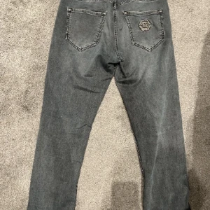 Philip Plein Jeans - Köpte härifrån men säljer för att jag inte tror jag har nån användning för dom. Dom är straight legged i passform