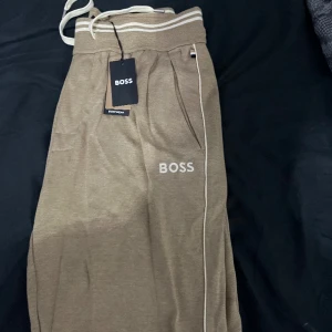 Hugo boss mjukisbyxor storlek S/M - Byxorna kostar ny pris 579kr har köpt dom för nån vecka sen men inte kommit till någon nytta Darför vill jag bli av med dom. Byxorna är rätt sköna och fina inte använd mer än en gång hemma storlek S men passar även M