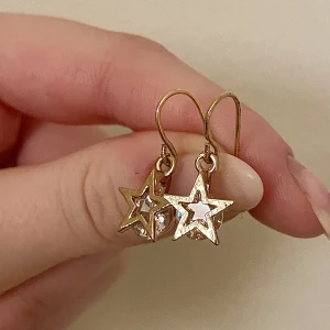 Fina guldfärgade örhängen  - Handgjorda guldfärgade örhängen. Tryck på köp nu om du vill köpa🥰