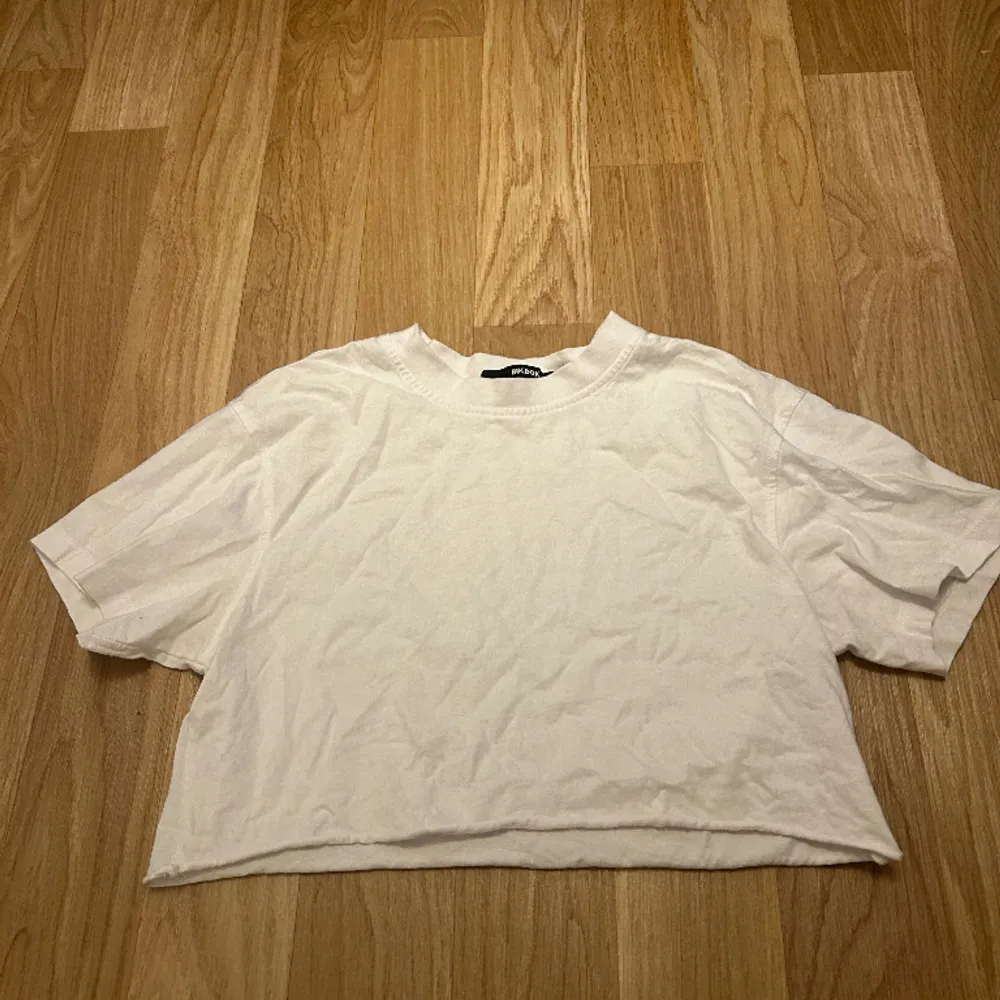 Croppad t-Shirt från bikbok💞 jättefin att ha tillexempel ett längre linne eller liknande under. T-shirts.