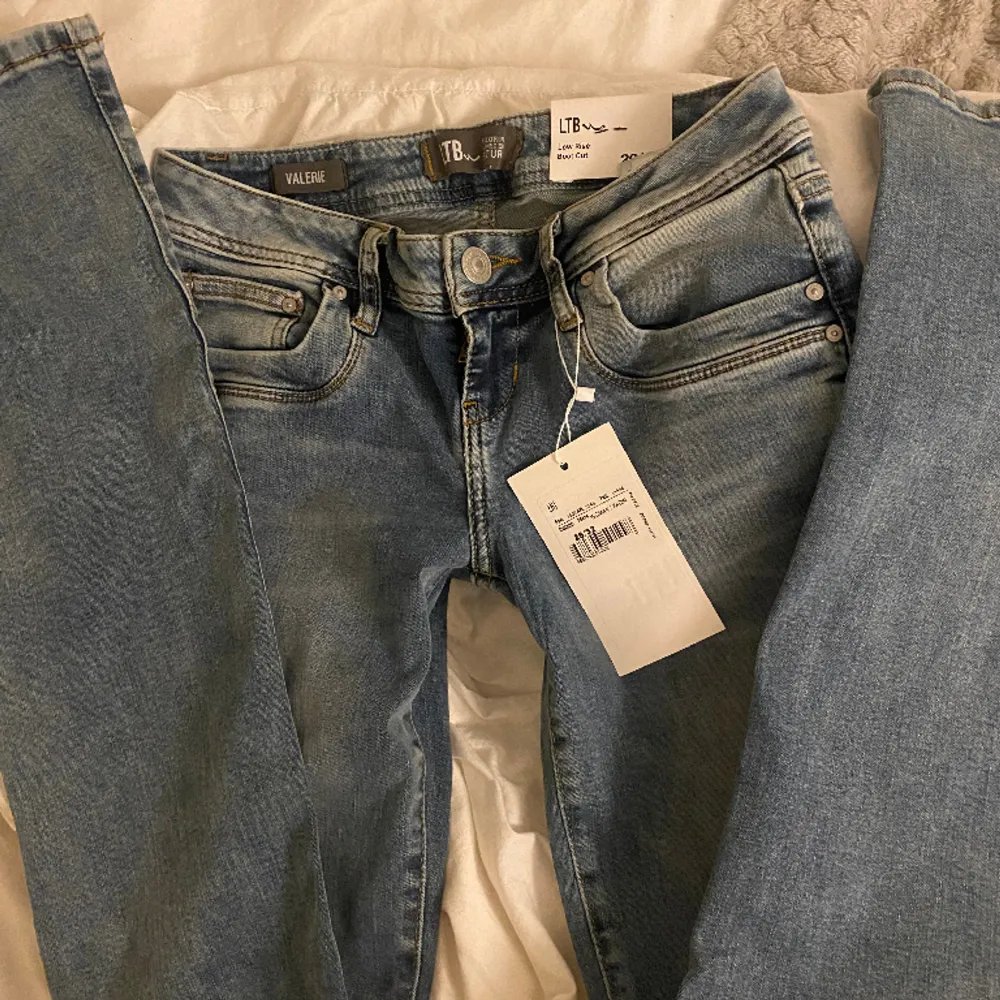 Säljer mina snygga ltb jeans med lappen kvar! Helt nya och aldrig använt. Endast testat. Köpta på zalando och nypris 829kr💗💗 skriv för fler frågor och funderingar🫶🏻. Jeans & Byxor.