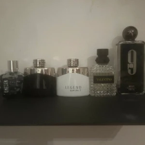 Parfym samples (BILLIGT) - Säljer parfym samples av några parfymer just nu har jag endast 5ml samples men kommer 2 och 10ml in snart. Priser nedan👇  Afnan 9PM: 55kr/5ml  Montblanc legend spirit/legend: 60kr/5ml  Valentino Yellow Dream: 89kr/5ml  Diesel only the brave: 45kr/5ml
