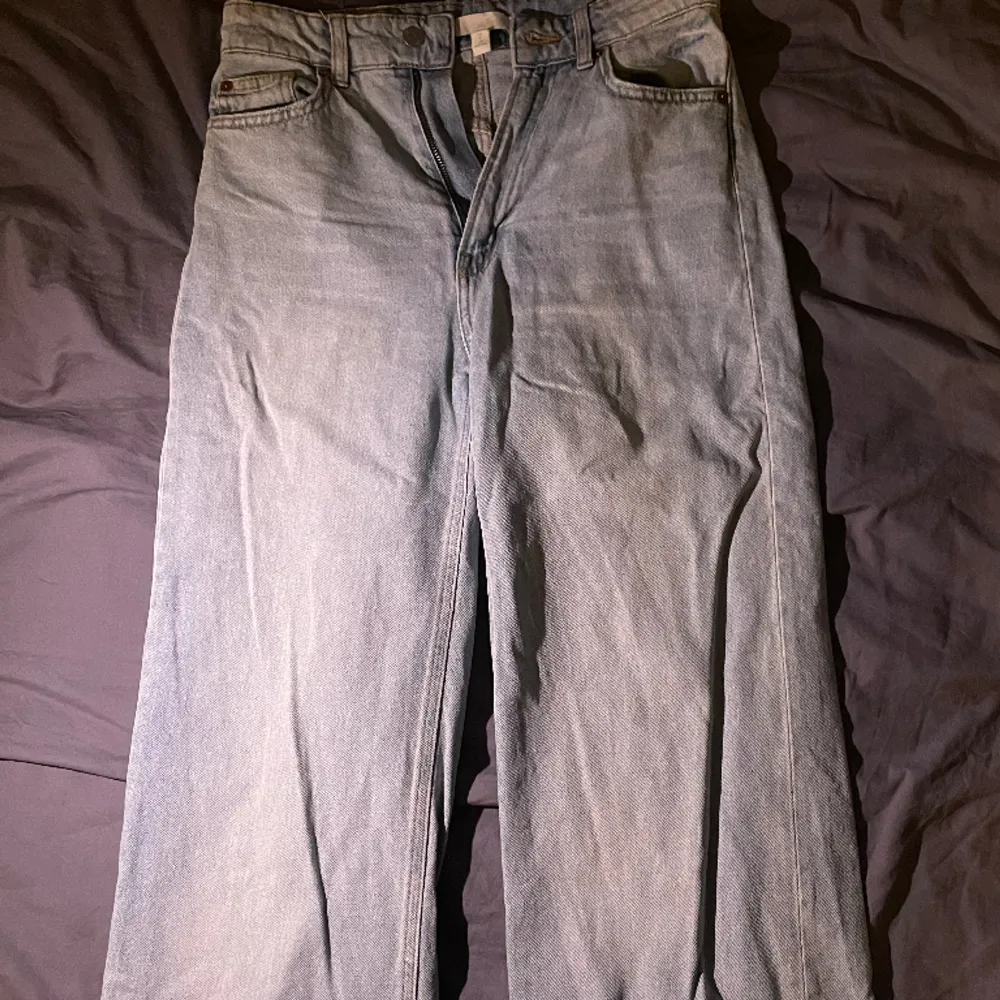 ett par blåjeans från h&m storlek 36, säljer för är för små för mig därav bilden. Köpare står för frakt . Jeans & Byxor.