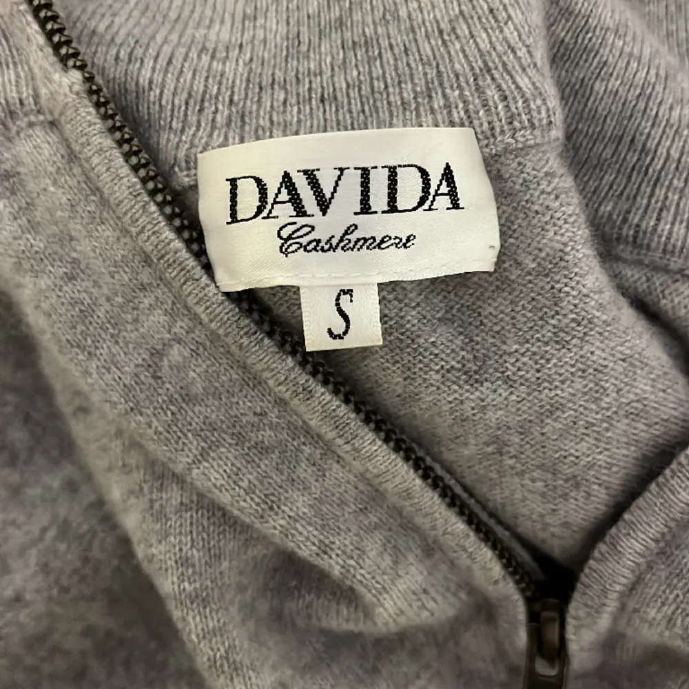 Säljer denna sjukt snygga gråa half zip från Davida Cashmere, tröjan är i toppskick och har knappts används Nypris:2500kr Skick:9/10. Stickat.