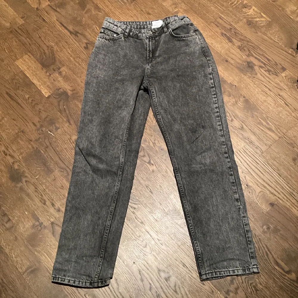 Jag säljer ett par nästan sprillans Grunt jeans använda endast ca 3 gånger eftersom dem har varit lite stora, Jeansen passar 14y. Nypris 700kr. Jeans & Byxor.