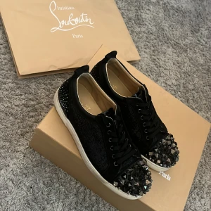 Limiterade christian Louboutins STEAL! - Tja säljer mina limiterade Louboutins. Dessa är sjukt svåra att få tag i. Nypris 12 tusen mitt pris 5 tusen! Storlek 42 men passar 43. Skriv för mer info