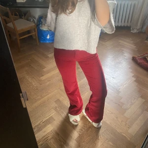 Såå coola jeans🤩❤️ - Sjukt coola röda jeans i manchester 😍 de är från pepe jeans köpte för 800kr, som nya🫶innerbenslängden 80 cm, midjemåttet tvärs över 35 cm! Jag är 170! 