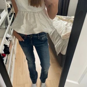 Lågmidjade jeans - Supersnygga raka jeans från Replay som tyvärr inte passar mig längre. Kom privat för mått och andra frågor💞💞 W27 L32 men skulle säga att de passar mer W26 eller 25 