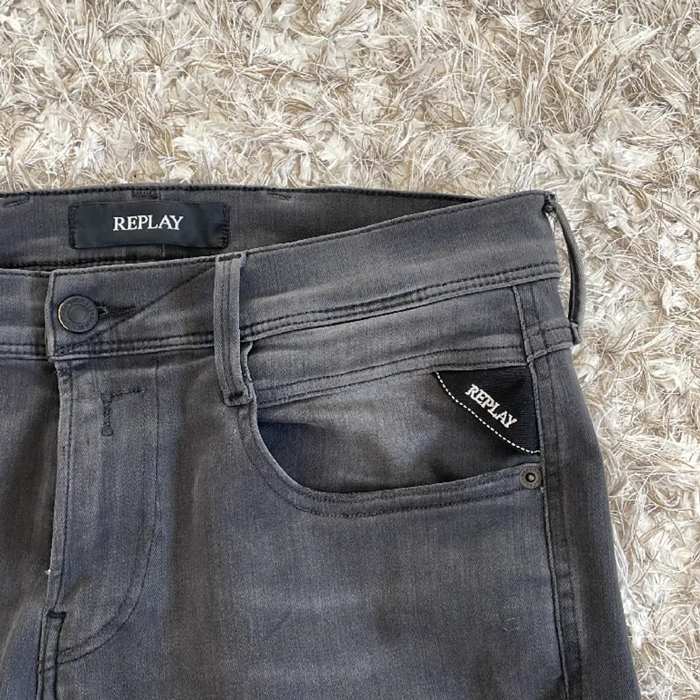 Säljer mina Replay jeans som jag köpte för ungefär 1 månad sen. Dem har en feet tvätt och är i den populära modellen ”anbass”. Modellen på bilden är 180.. Jeans & Byxor.