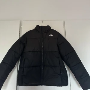 The north face women’s puffer jacket - En jättefin northface, då den ej används så säljer jag den nypris är  2300 mitt pris 1300 kom gärna med prisförslag😄