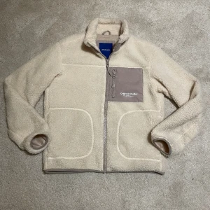 Snygg och Mysig Jack&Jones Teddyjacka i Storlek Small - Snygg Jack&Jones Teddyjacka, storlek Small, i bra skick. Perfekt för kyliga dagar! Nypris 800 kr – ett fantastiskt erbjudande!