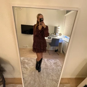 Klänning från zara - En snygg klänning från zara som använts Max 3 gånger❤️