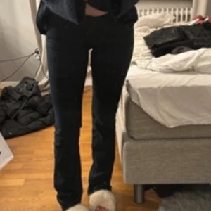 Ltb jeans  - Säljer mina jätte snygga lågmidjade mörkblå/svarta jeans❤️ inga defekter förutom lite granna slitna där ner men inget som man tänker på🥰❤️