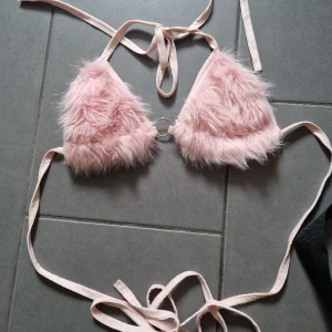 Fluffig topp - Bra skick Passar många storlekar gällande på hur man vill att den ska passa