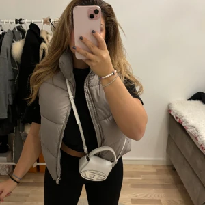 Dunväst grå - Dunväst grå från lager 157. Aldrig använd. Storlek s 