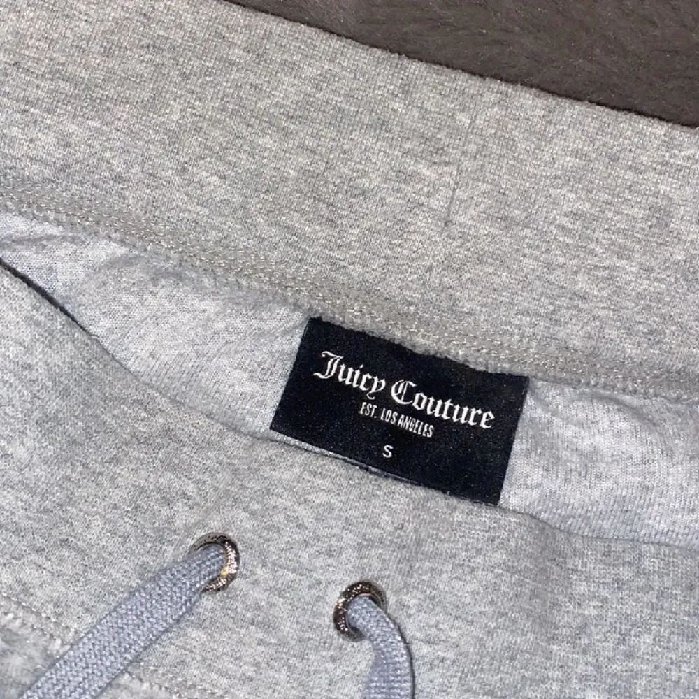 Säljer mina gråa Juicybyxor i storlek S, bra skick & inte använda många gånger då jag tycker dom är för stora på mig💕. Jeans & Byxor.