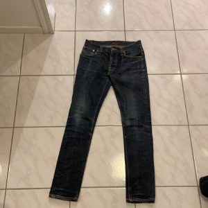 Nudie Jeans - Skick 10/10 inga skador. Bara testade en gång. Säljer dessa på grund av att de är för små. Storleken är 31/32 men sitter som 30/32
