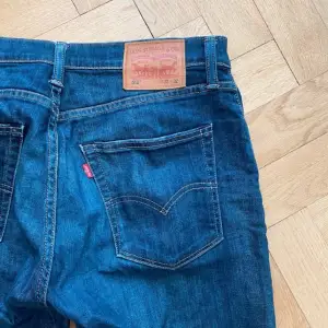Jättesköna Levis jeans som passar till allt. Storlek W32 L32.