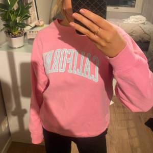 Rosa sweatshirt från Hollister, supermysig! Knappt använd alls, storlek XS men är lite oversized i modellen