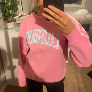 Sweatshirt - Rosa sweatshirt från Hollister, supermysig! Knappt använd alls, storlek XS men är lite oversized i modellen