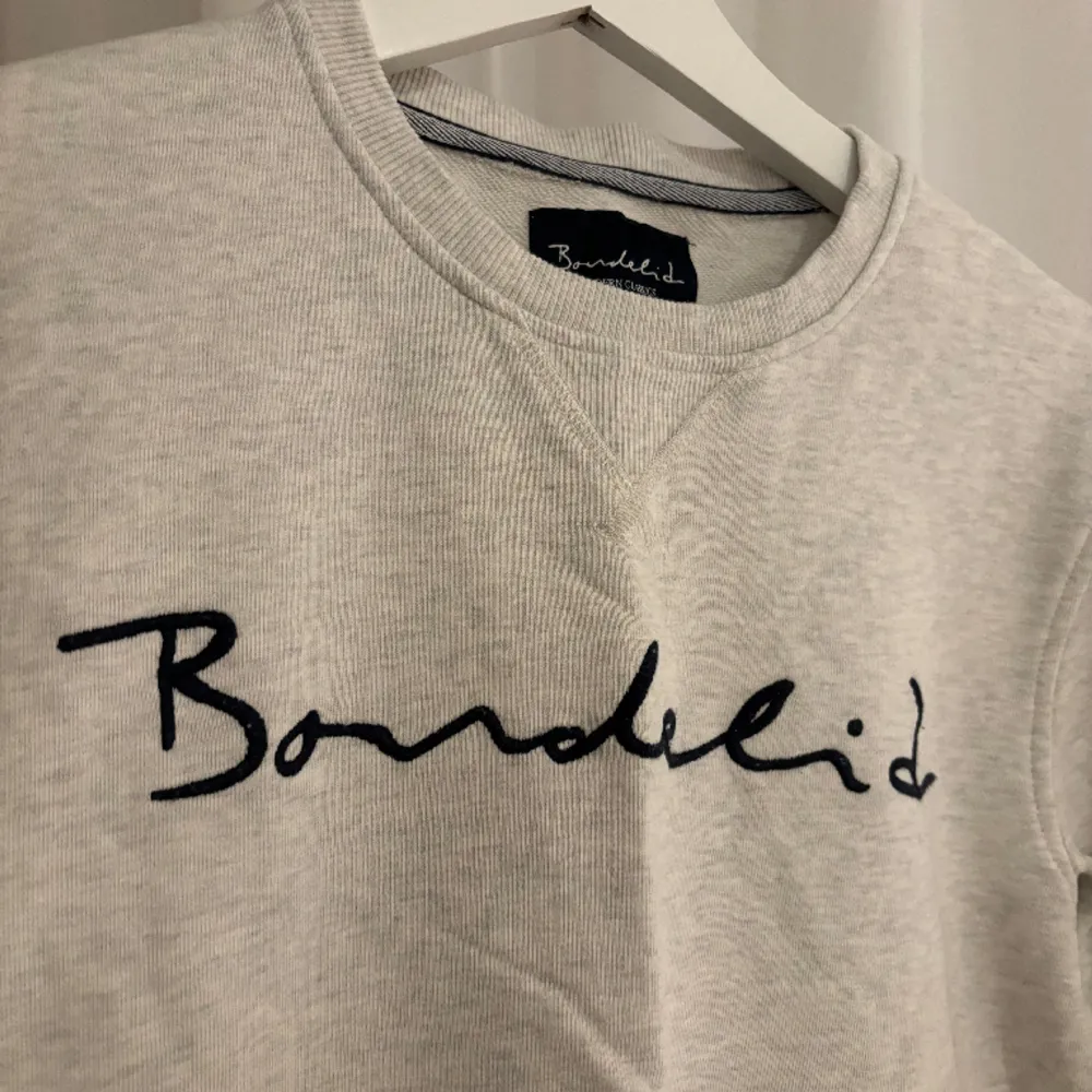 Säljer en sweatshirt från Bondelid. Endast använd en gång🤍  Nypris 500kr. Tröjor & Koftor.