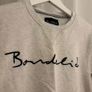 Sweatshirt  - Säljer en sweatshirt från Bondelid. Endast använd en gång🤍  Nypris 500kr