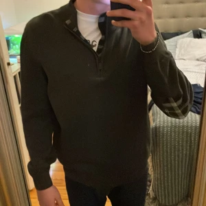 Barbour - Säljer en riktigt fet Barbour tröja half zip i jättefint skick då den inte kommer till användning längre. Inga defekter vad jag kan se. Skick 8/10 1700kr nypris 
