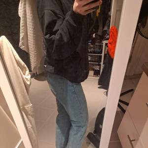 Säljer jeans från shein, fint skick. För små för mig men hoppas att någon annan kan glädjas av dem😊 storlek 34 och passar mig bra i längden som är 169