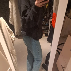 Jeans - Säljer jeans från shein, fint skick. För små för mig men hoppas att någon annan kan glädjas av dem😊 storlek 34 och passar mig bra i längden som är 169