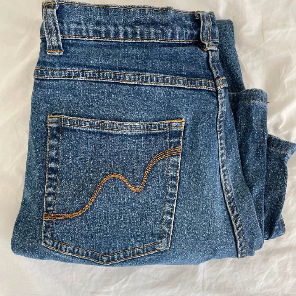 Supersnygga jeans köpte här på Plick🤍 Säljer då dom inte riktigt passa på mig som är 170🫶 lånade bilder!. Jeans & Byxor.