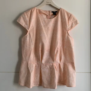 Topp - Jättesöt topp som är helt ny 🌸skulle säga den är liten i storleken, mer som L.