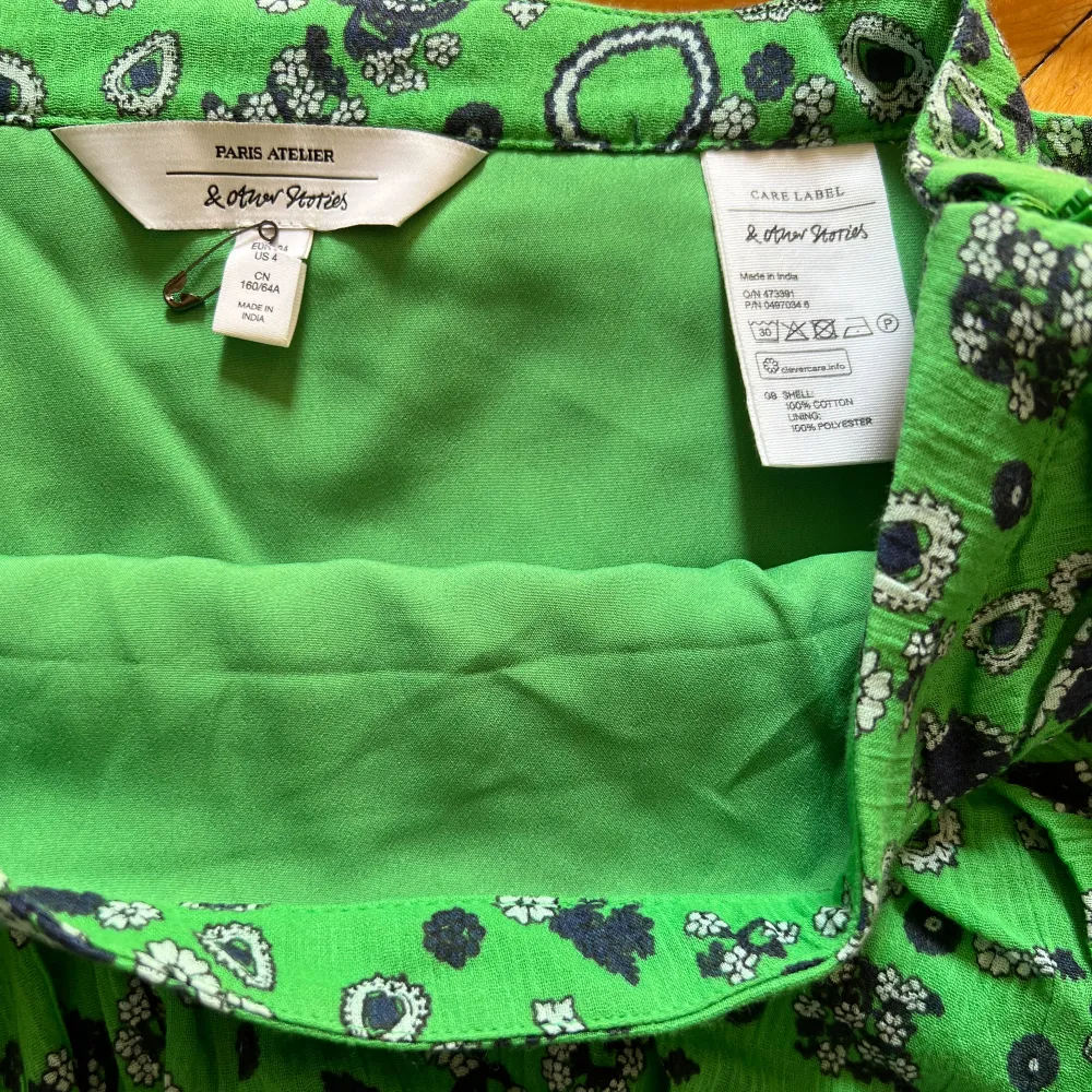 Volangkjol från & Other Stories i den finaste gröna färgen! Säljer vid bra bud🥰 Midjemått tvärs över ca 31cm.. Kjolar.