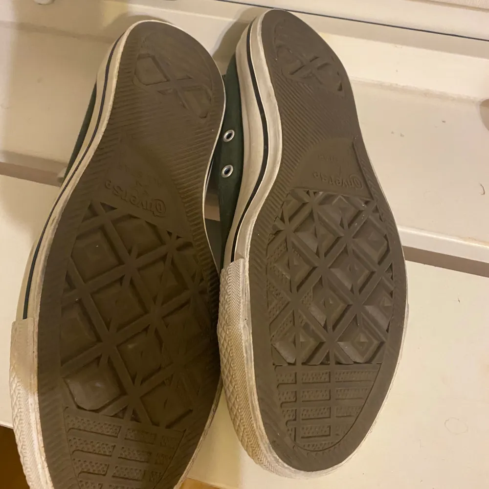 Snygga mörkgröna converse skor,  säljer även svarta i strl 42. Skor.