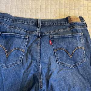 lågmidjade 505 levi’s jeans, bra skick! cool detalj på bakfickorna. straight leg❣️ W30 L32. passar som 40-42