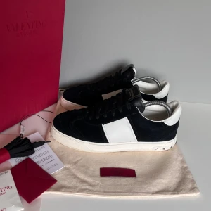 Valentino flycrew  - Säljer ett par flycrews i storlek 41,5, cond 8/10 några repmärken baktill (bild 4) och en nit saknas, men fås med en ny. Kommer med OG box, dustbag, tags, extra snören och nit