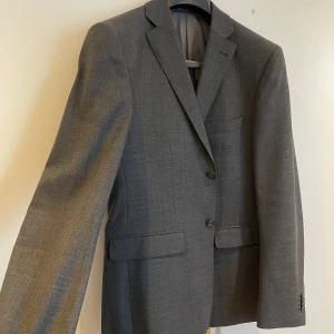 Kostym  - Säljer min kostym som jag endast använt en dag, jätte fint skick på den. St 52 och sitter som L.