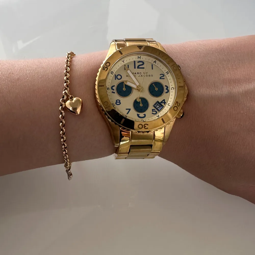 Snygg och stilig Marc Jakobs armbands- klocka! Passar till all klädsel, gör dig mer elegant med en armbandsur som denna 😻👍. Accessoarer.