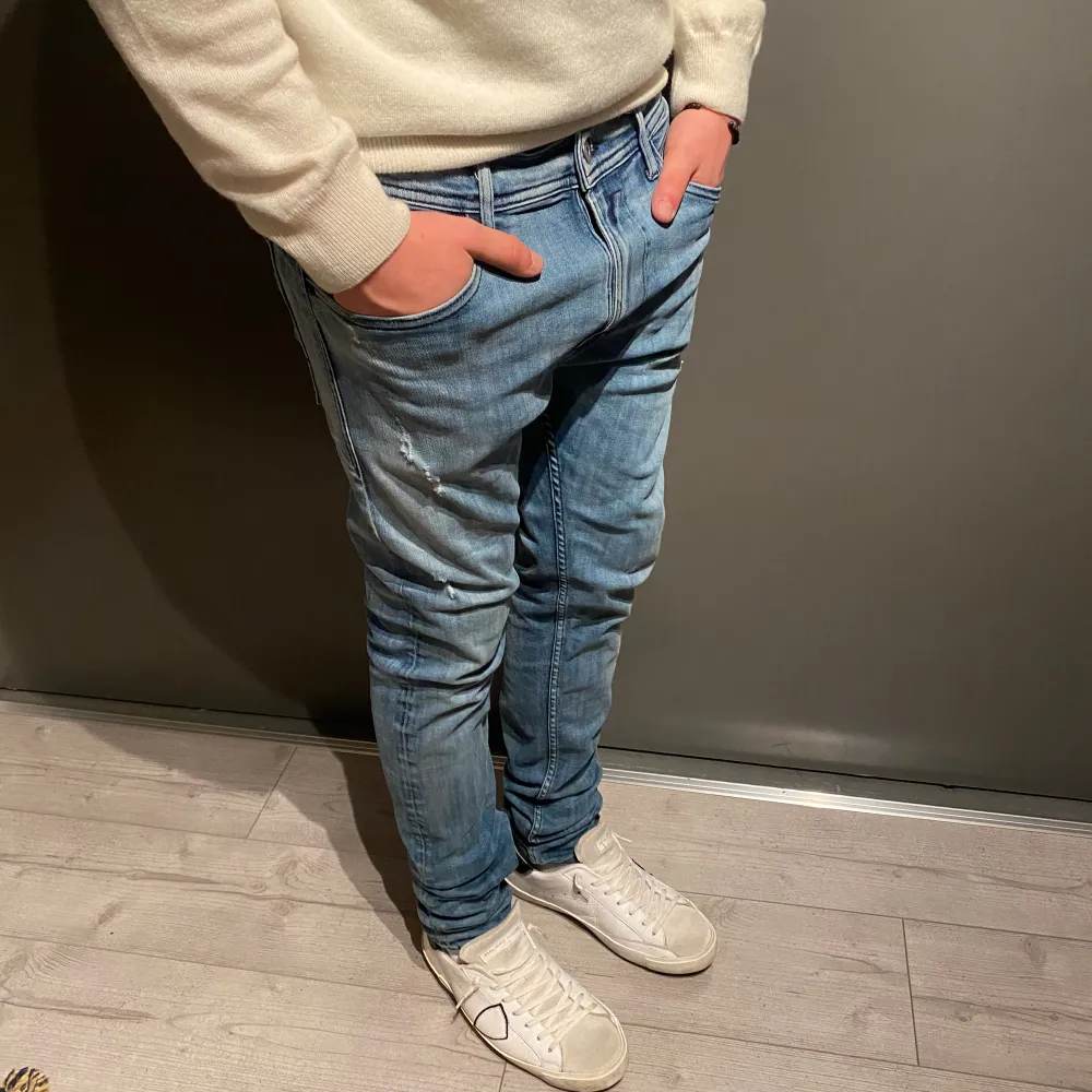 Säljer ett par feta replay jeans || Storlek : Sitter som 33/34 || Skick : Bra || Modellen är 177cm lång och väger 75kg || Har du några funderingar är det bara att höra av sig 😀. Jeans & Byxor.