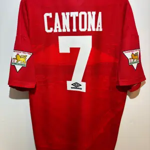 Manchester United fotbollströja 1995/96 med Cantona på ryggen i tjockt material. Tröjan är autentisk. Väldigt bra skick! Skickat ett meddelande för fler bilder, frågor eller pris!