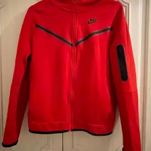 röd Nike tech, storlek XL på junior (170) 