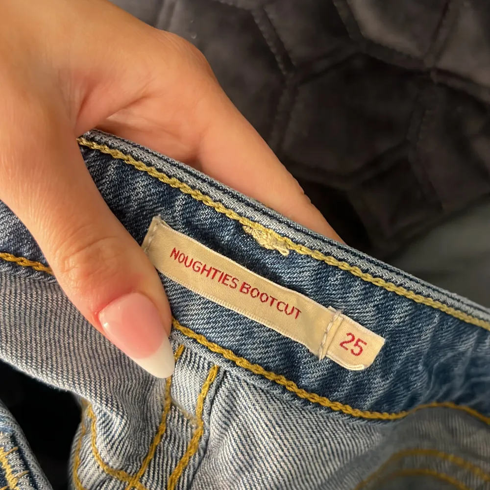 Säljer mina super fina Levi’s jeans då de är för korta för min smak, jag är 159 skulle passa någon som är i längden 150-157, storlek 25 vilket motsvarar xs/s eller 32-34, köpta från Levis butik för 1599. Jeans & Byxor.