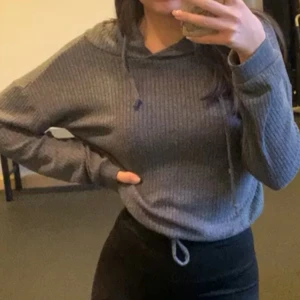 Grå tröja 🩶 - Jätte fin o skön grå tröja från Gina Tricot🩶 i bra skick , knappt använd 🩶 skriv privat för frågor 