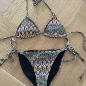Missoni liknande bikini - Så  snygg missoni liknande bikini Endast testad men säljer eftersom den var för liten  Underdel M överdelen S