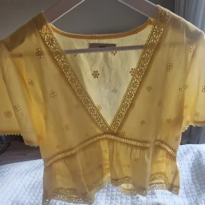 Blus😍💛 - Fin kortarmad blus från pigalle, (köpt på heden fashion outlet) köpte för 249kr använd fåtal gånger💛💛