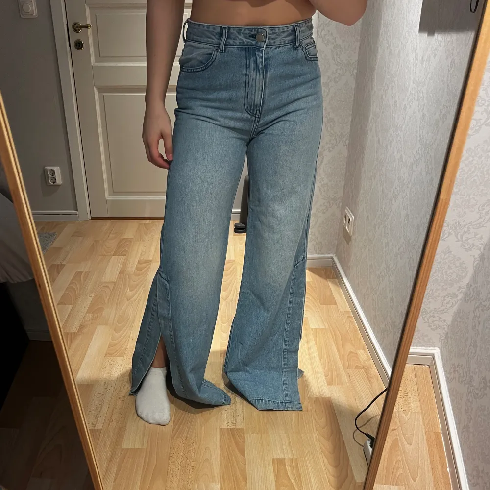 Snygga jeans med lång slits och hög midja, supersköna och säljer likadana svarta om man är intresserad🥰. Jeans & Byxor.