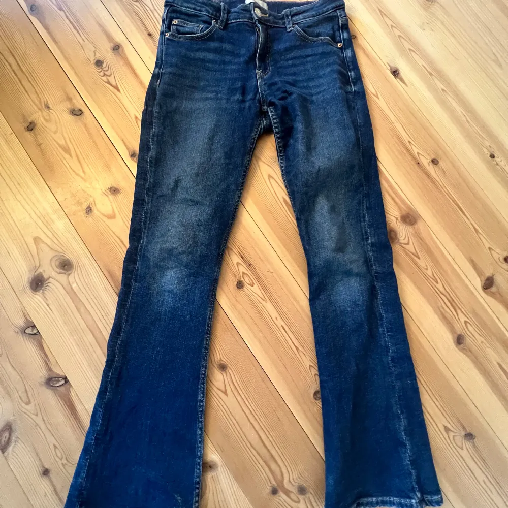 Blå snygga lågmidjade bootcut jeans från Gina.  Säljer då det är för små för mig annars väldigt fint skick🩷. Jeans & Byxor.