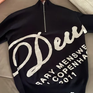 Les Deux - copenhague halfzip - Tröja från Les deux som knappt är använd (nyskick) Köptes för 2000kr cirka 1 månad sedan. Storlek : M men passar även S Skick: 9/10