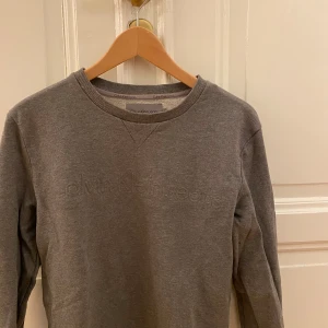 Calvin Klein Jeans tjocktröja  - Tjocktröja i bra skick.👍 Använd ett fåtal gånger. Säljes då den inte passar längre🙏  Pris går att diskuteras